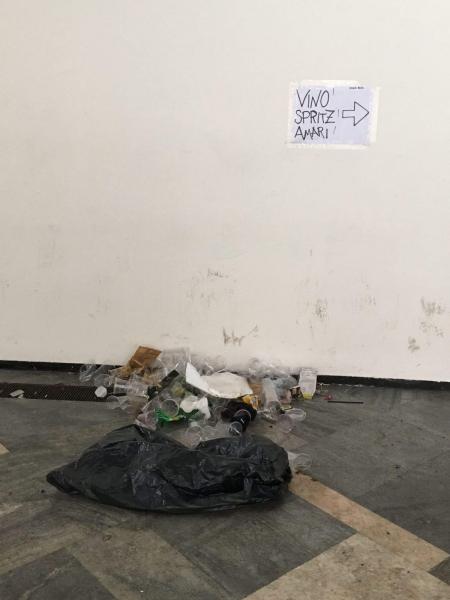 Particolare dello spazio antistante l'Aula Magna di via Festa del Perdono dopo la festa non autorizzata