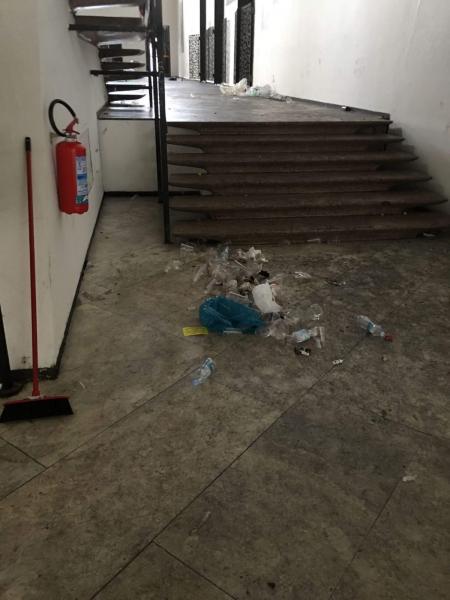 Particolare dello spazio antistante l'Aula Magna di via Festa del Perdono dopo la festa non autorizzata