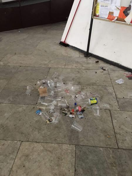 Particolare dello spazio antistante l'Aula Magna di via Festa del Perdono dopo la festa non autorizzata