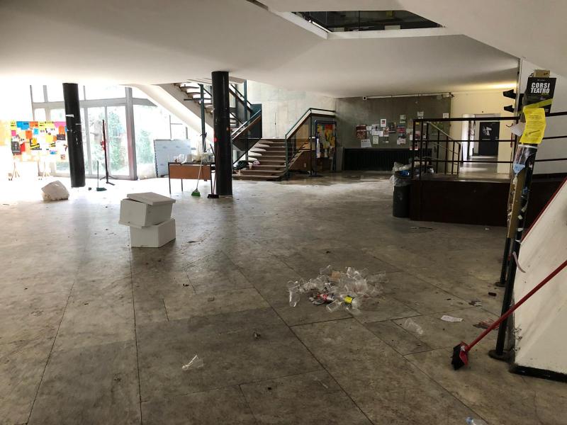 Lo spazio antistante l'Aula Magna di via Festa del Perdono dopo la festa non autorizzata