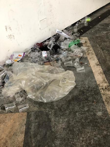 Particolare dello spazio antistante l'Aula Magna di via Festa del Perdono dopo la festa non autorizzata