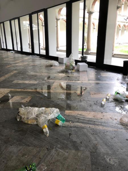 Particolare dello spazio antistante l'Aula Magna di via Festa del Perdono dopo la festa non autorizzata