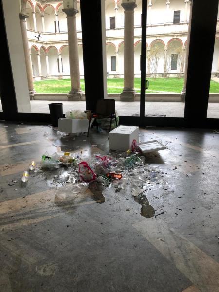 Particolare dello spazio antistante l'Aula Magna di via Festa del Perdono dopo la festa non autorizzata