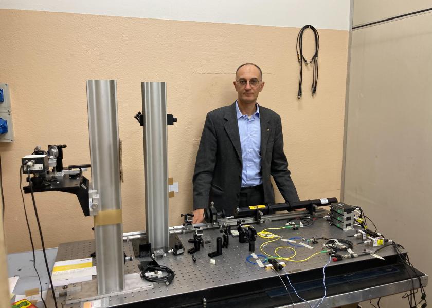 Marco Potenza nel Laboratorio di Strumentazione ottica del dipartimento di Fisica “Aldo Pontremoli” dell’Università Statale di Milano.
