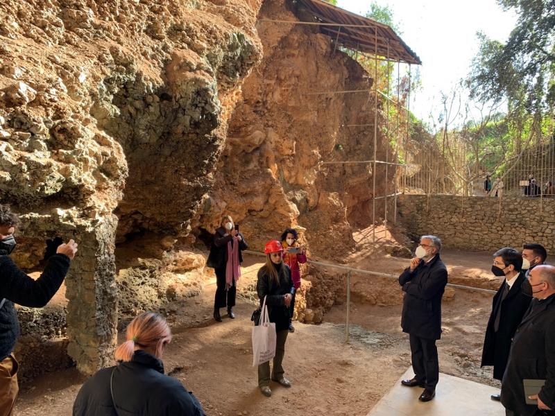 La visita ai Balzi Rossi con le autorità del Principato di Monaco, la prorettrice della Statale Maria Pia Abbracchio e i geoarcheologi dell'Ateneo