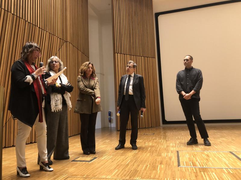 La consegna del riconoscimento a Leandro Agrò, vincitore del premio di studio Ermanno Olmi