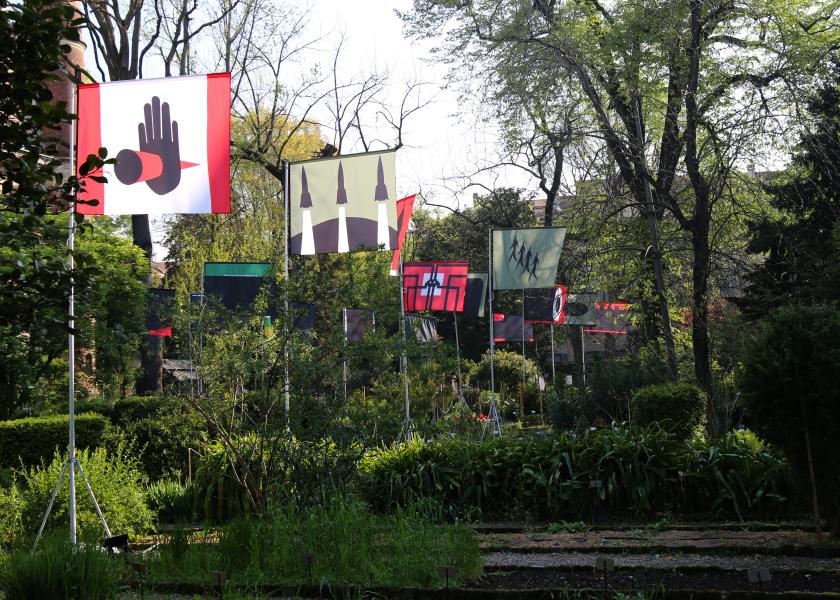 L’installazione “War Flags” di Philippe Starck con Babinet & Co. 