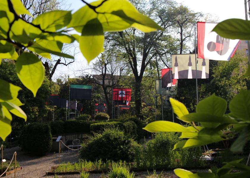 L’installazione “War Flags” di Philippe Starck con Babinet & Co. 