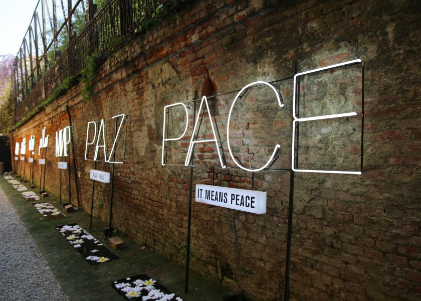 L’installazione “It means Peace” di Marco Balich con Pasquale Bruni.
