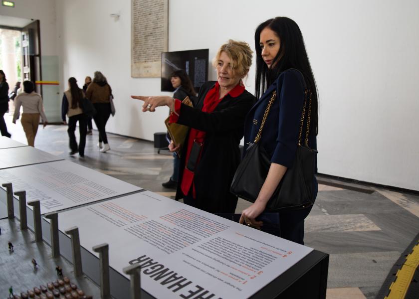 La rettrice Marina Brambilla alla mostra allestita in occasione dell’iniziativa “Un nome, non un numero”.