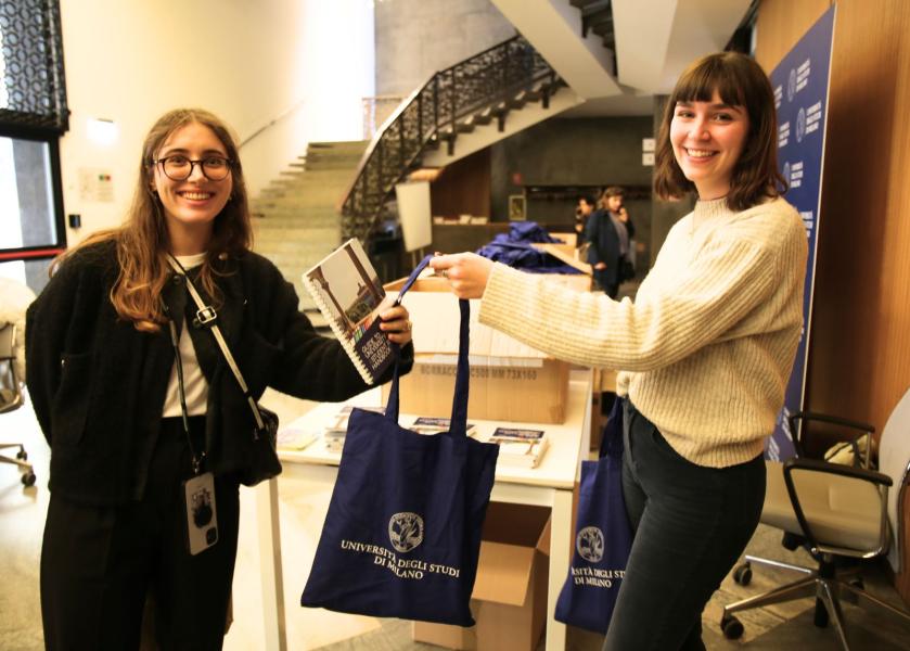 Studentesse all'International Welcome Day alla Statale.