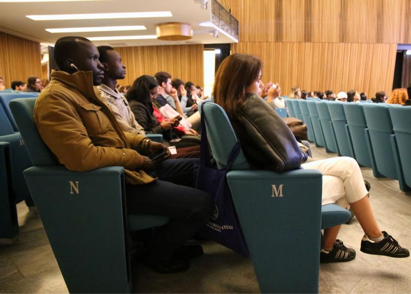 Studentesse e studenti all'International Welcome Day alla Statale.