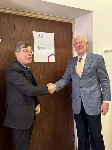 Un momento dell'inaugurazione della targa presso il dipartimento Fisiopatologia medico-chirurgica e dei trapianti con il presidente di Fondazione Mariani, Lodovico Barassi, e del rettore della Statale, Elio Franzini