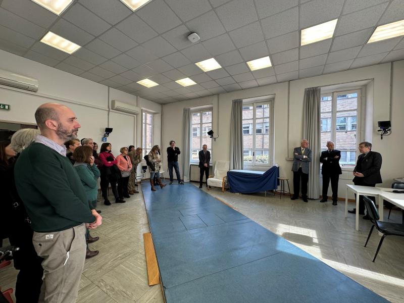 Un momento dell'inaugurazione della targa presso il dipartimento Fisiopatologia medico-chirurgica e dei trapianti