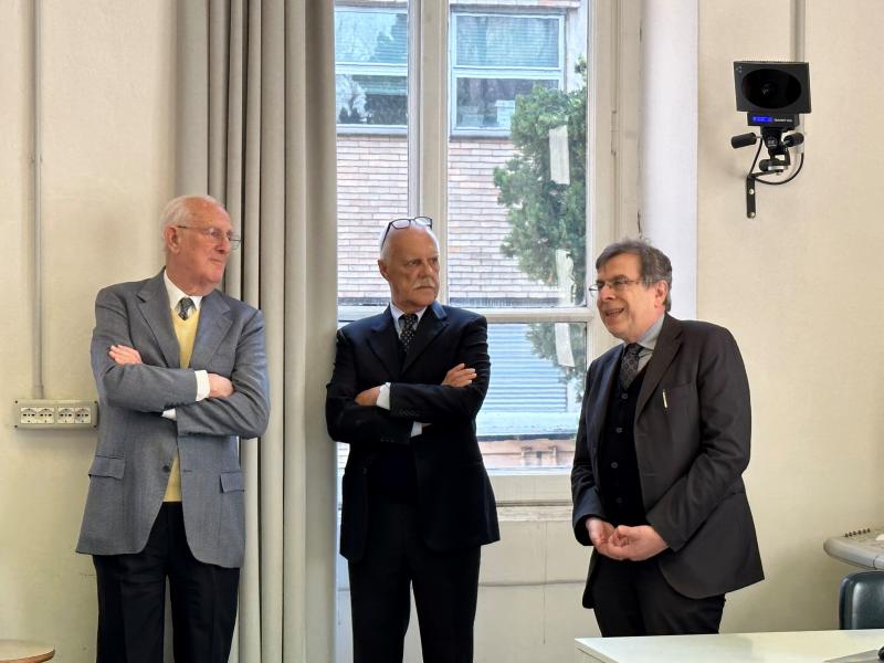 Un momento dell'inaugurazione della targa alla presenza di Paolo Cavallari, docente di Fisiologia umana della Statale e direttore del Laboratorio, del presidente di Fondazione Mariani, Lodovico Barassi, e del rettore della Statale, Elio Franzini