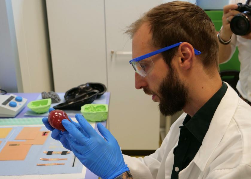 Il ricercatore Lorenzo Migliorini nel laboratorio PRINTMED-3D.