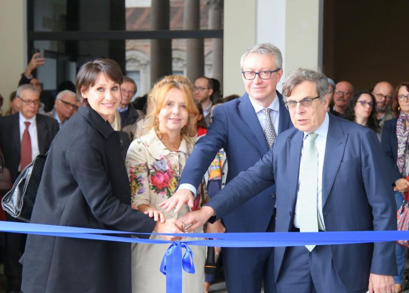 Tglio del nastro all'inaugurazione della mostra "Donne in cattedra".
