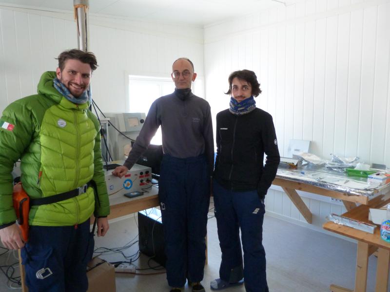 Il professor Marco Potenza con  Luca Teruzzi, dottorando del dipartimento di Fisica, e Claudio Artoni, tecnico del laboratorio Eurocold