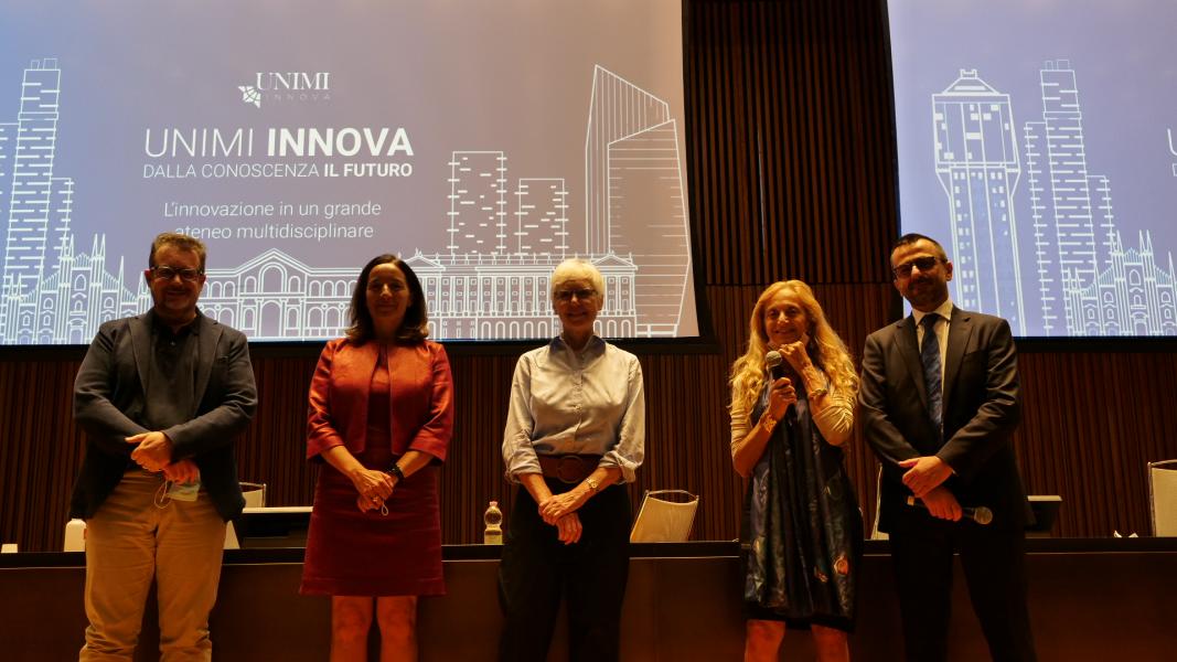 Luca Solari, presidente di Fondazione Unimi, Daniela Vandone, direttrice della Milano School of Management, la professoressa Adriana Maggi, la prorettrice Maria Pia Abbracchio, Roberto Tiezzi, Direzione Innovazione e Valorizzazione delle Conoscenze