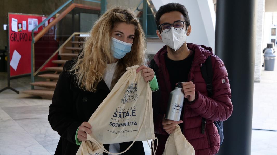 Studenti e studentesse della Statale con le prime borracce di Ateneo in occasione del lancio del progetto e dell'app BeviMI