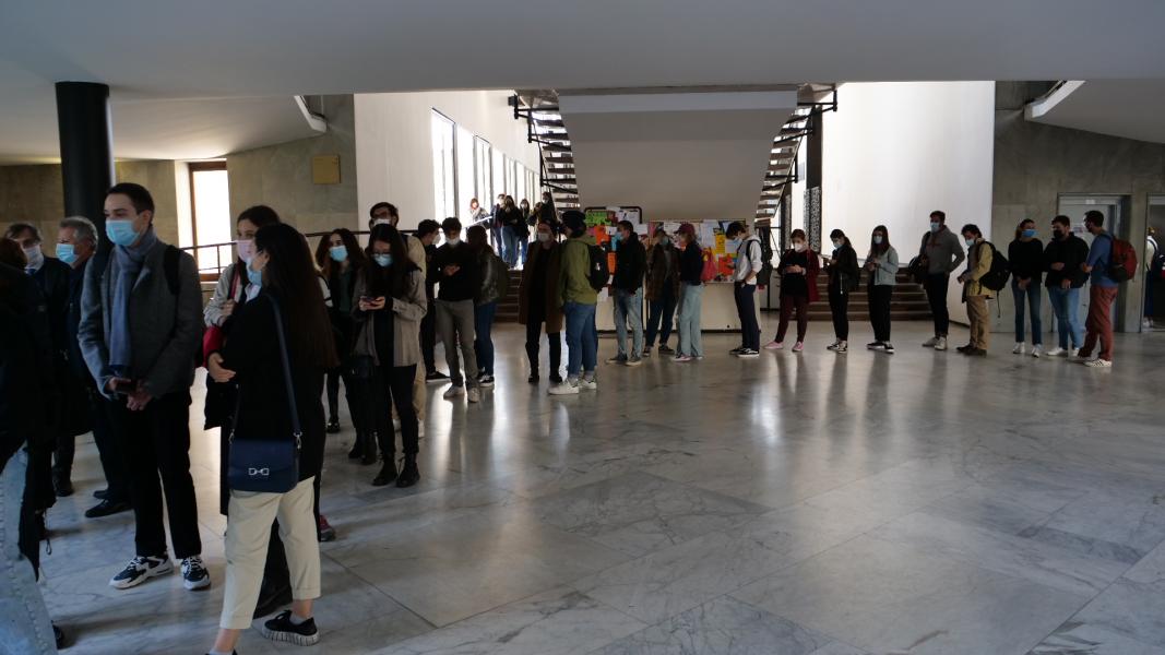 La coda per la consegna delle borracce a studentesse e studenti della Statale
