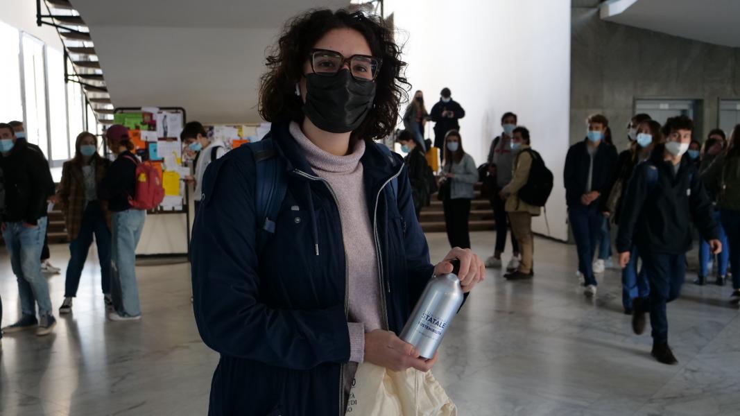 Studenti e studentesse della Statale con le prime borracce di Ateneo in occasione del lancio del progetto e dell'app BeviMI