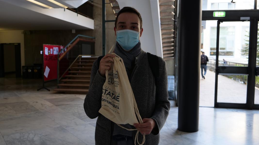 Studenti e studentesse della Statale con le prime borracce di Ateneo in occasione del lancio del progetto e dell'app BeviMI