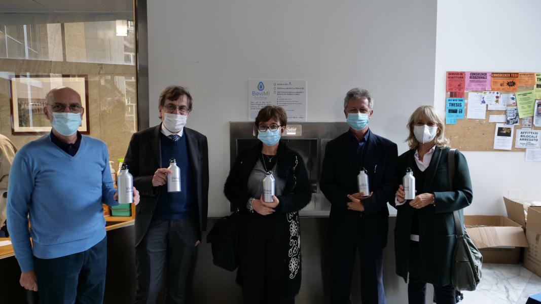 I promotori e organizzatori del progetto e dell'app BeviMI con il rettore Elio Franzini