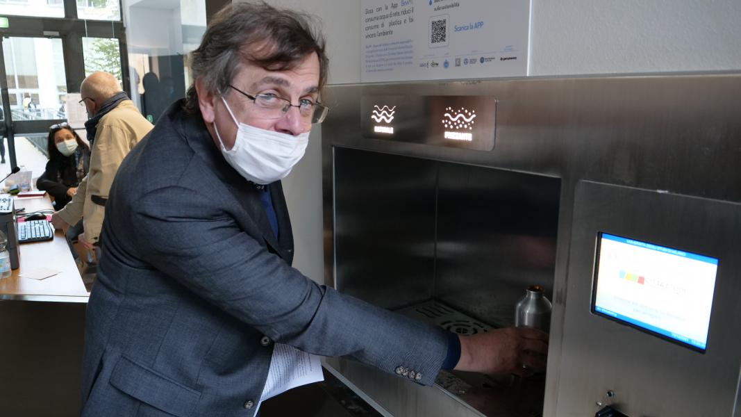Il rettore Elio Franzini al lancio del progetto e dell'app BeviMI in via Festa del Perdono