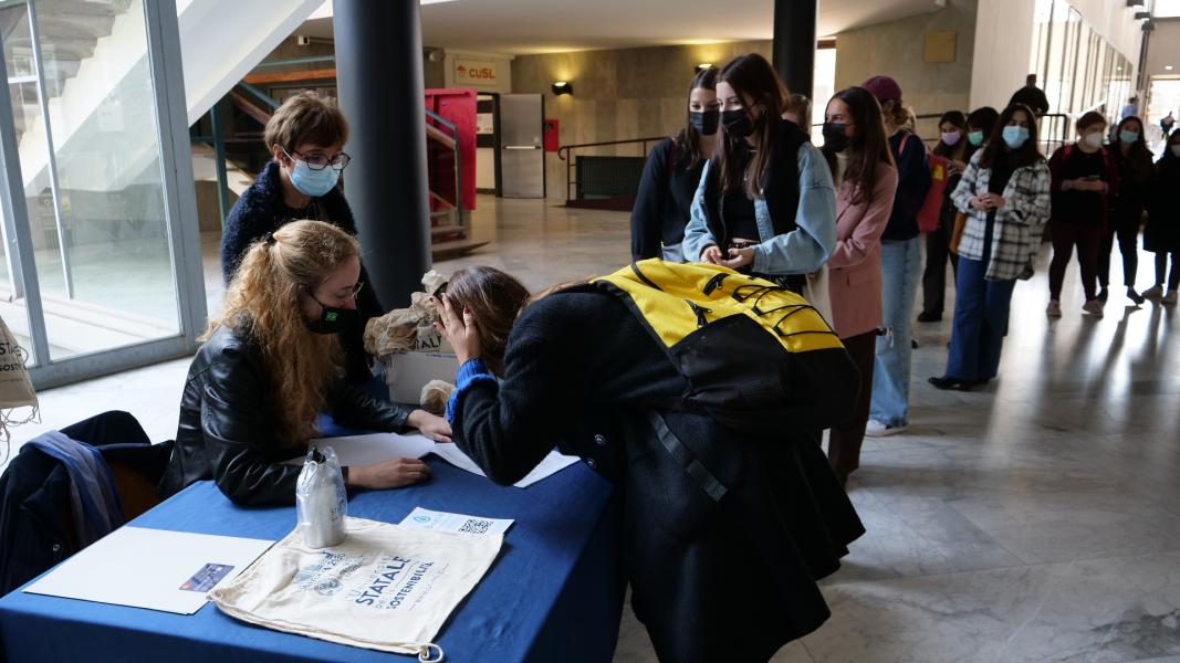 La consegna delle borracce a studentesse e studenti della Statale