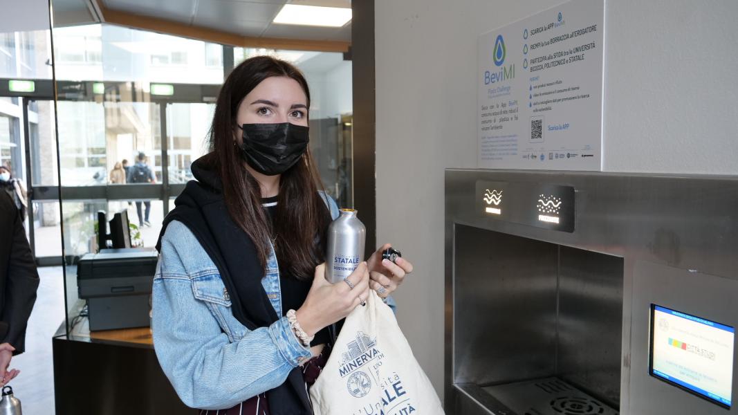 Studenti e studentesse della Statale con le prime borracce di Ateneo in occasione del lancio del progetto e dell'app BeviMI