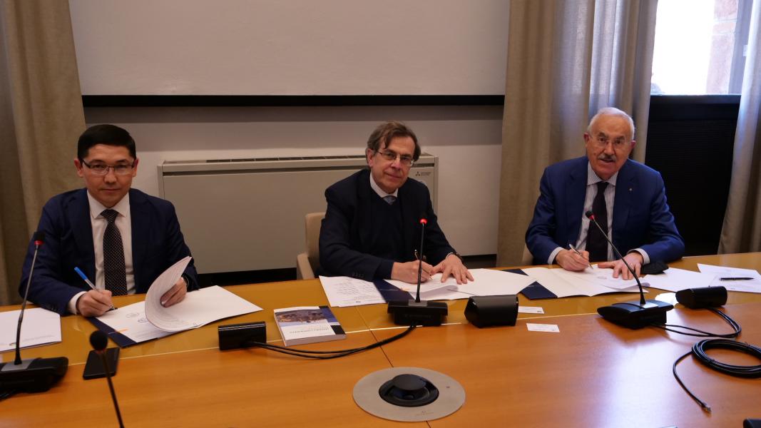 La firma dell'accordo con il rettore Elio Franzini, il Consigliere dell'Ambasciata dell'Uzbekistan in Italia, Nuriddin Kushnazarov, Giorgio Veronesi, Presidente della Camera di Commercio Italia – Uzbekistan