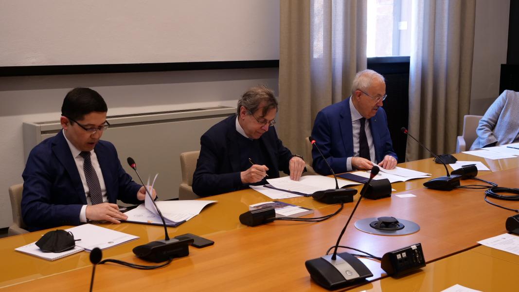 La firma dell'accordo con il rettore Elio Franzini, il Consigliere dell'Ambasciata dell'Uzbekistan in Italia, Nuriddin Kushnazarov, Giorgio Veronesi, Presidente della Camera di Commercio Italia – Uzbekistan