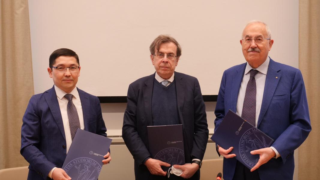 La firma dell'accordo con il rettore Elio Franzini, il Consigliere dell'Ambasciata dell'Uzbekistan in Italia, Nuriddin Kushnazarov, Giorgio Veronesi, Presidente della Camera di Commercio Italia – Uzbekistan