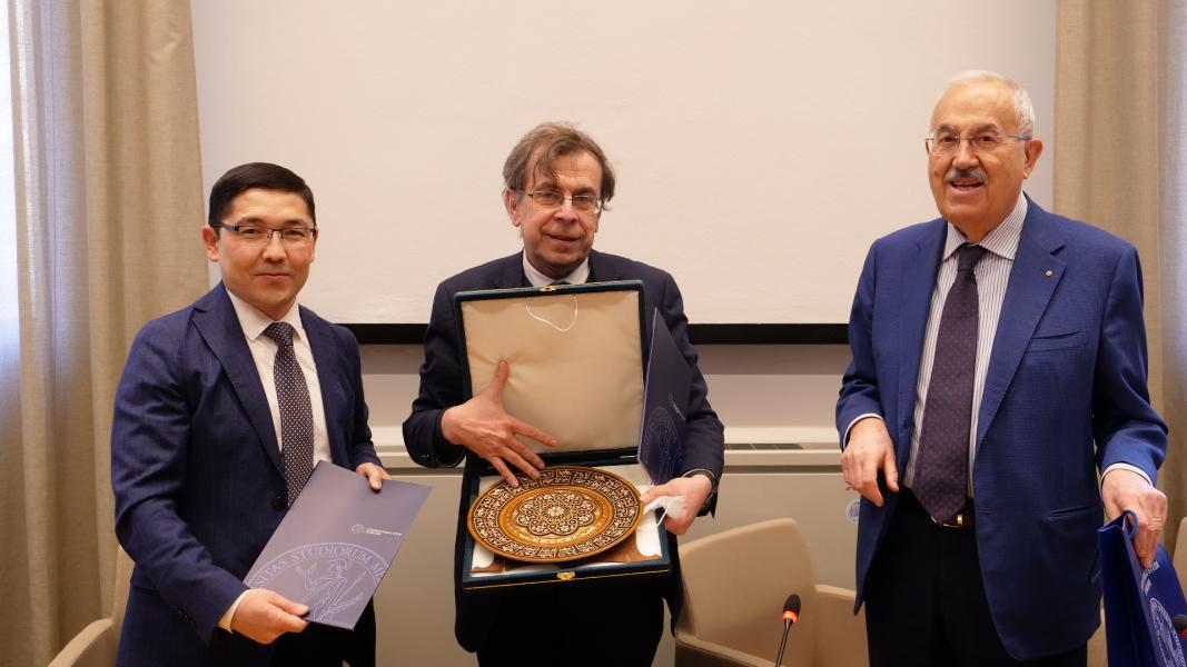La firma dell'accordo con il rettore Elio Franzini, il Consigliere dell'Ambasciata dell'Uzbekistan in Italia, Nuriddin Kushnazarov, Giorgio Veronesi, Presidente della Camera di Commercio Italia – Uzbekistan