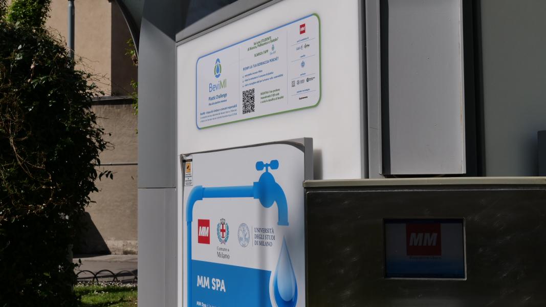 Il QRcode del progetto BeviMI sulla casetta dell'acqua