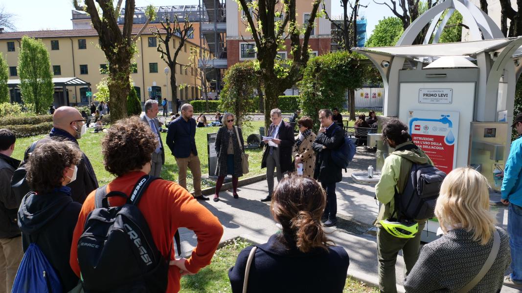 La cerimonia di intitolazione della casetta dell'acqua a Primo Levi