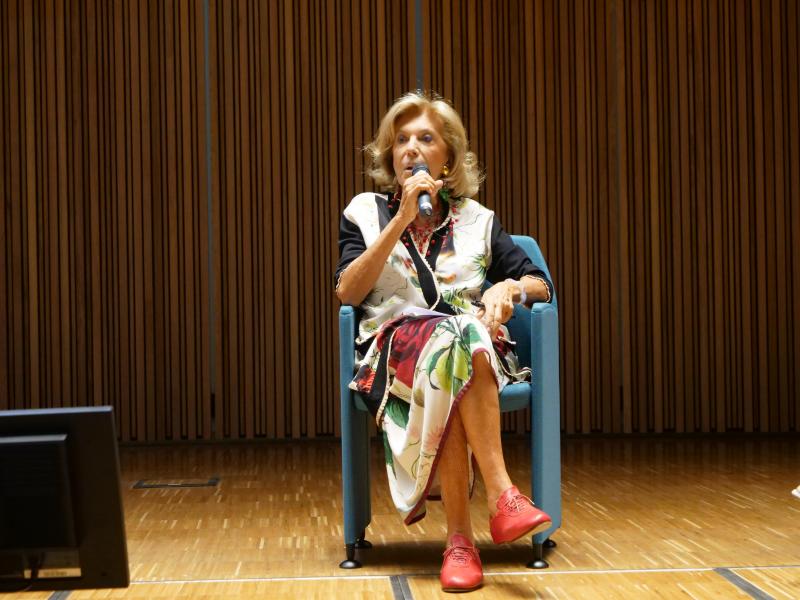 La professoressa Eva Cantarella sul palco dell'Aula Magna