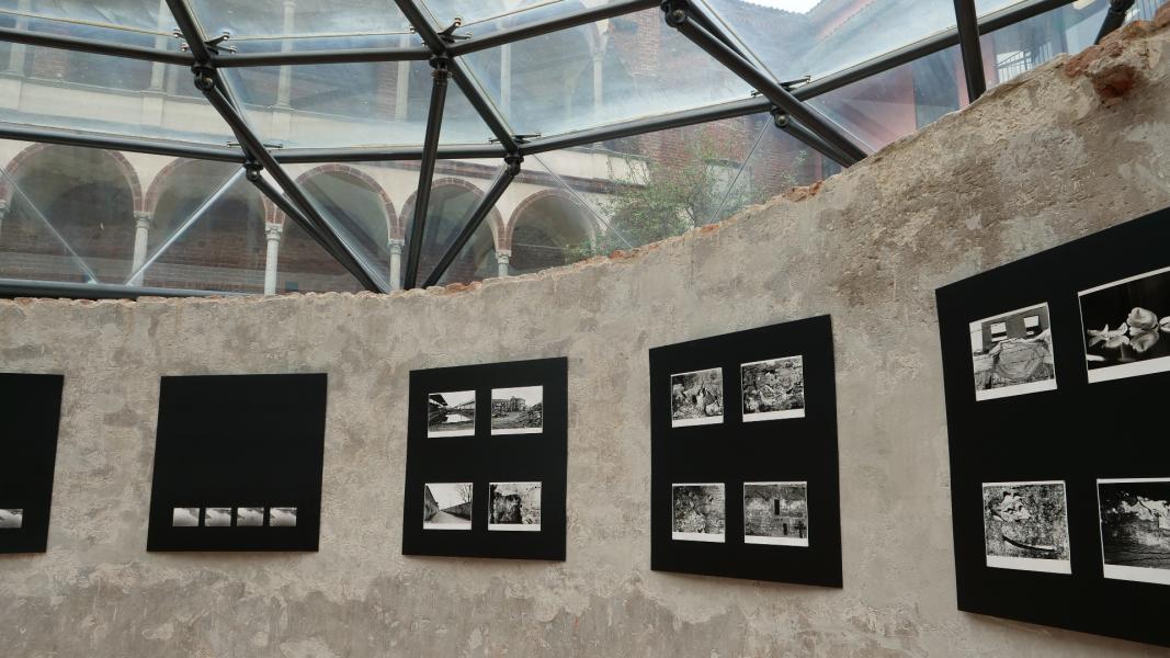 La mostra allestita nella Ghiacciaia, all'interno della Biblioteca di Filosofia