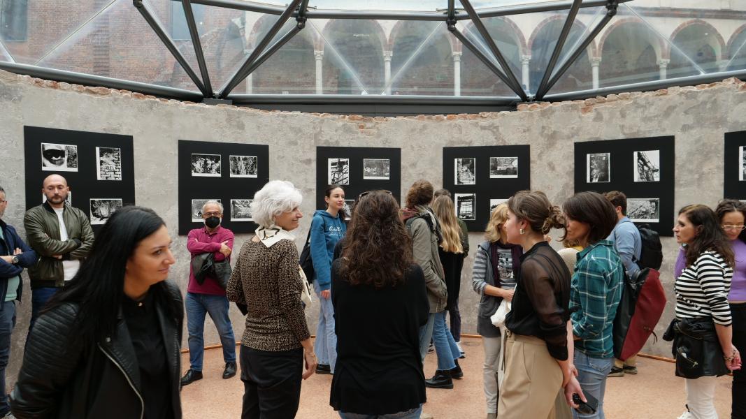 La mostra allestita nella Ghiacciaia, all'interno della Biblioteca di Filosofia