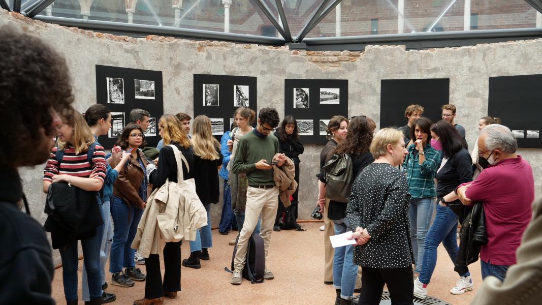 L'inaugurazione della mostra nella Ghiacciaia, all'interno della Biblioteca di Filosofia