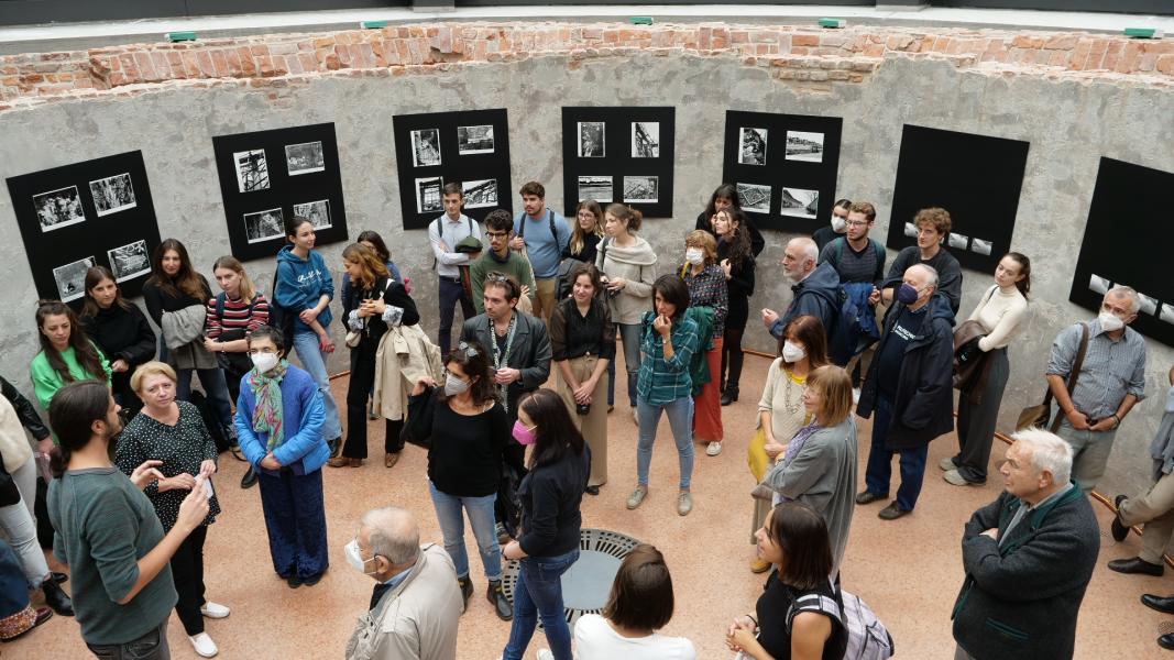 L'inaugurazione della mostra nella Ghiacciaia, all'interno della Biblioteca di Filosofia