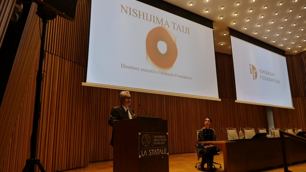 L'intervento in Aula Magna di Nishijima Taiji, direttore esecutivo della Ishibashi Foundation di Tokyo