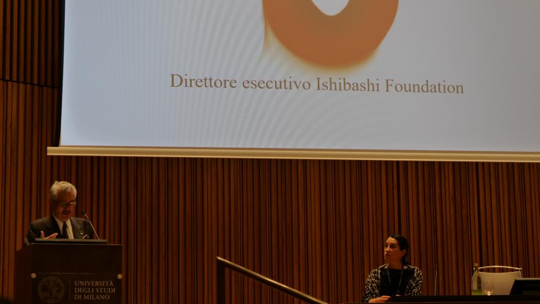 L'intervento in Aula Magna di Nishijima Taiji, direttore esecutivo della Ishibashi Foundation di Tokyo