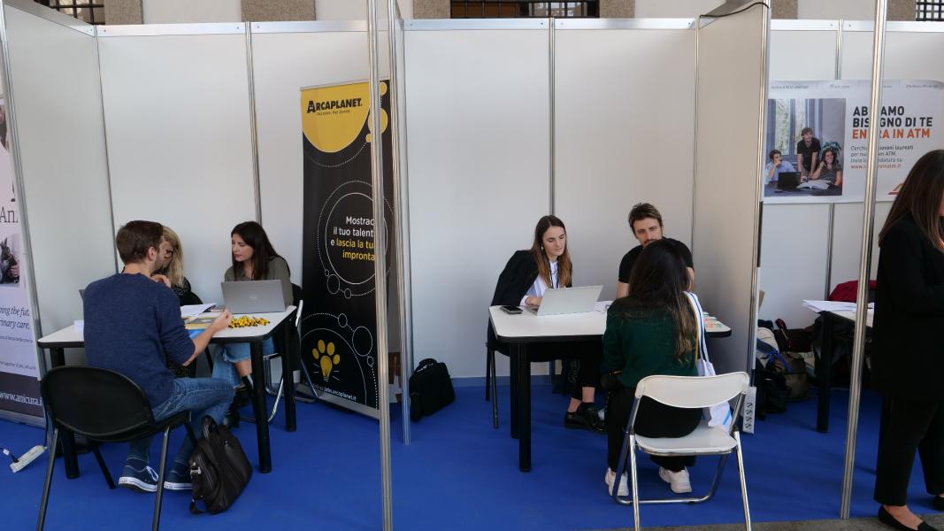 Laureati e studenti incontrano le aziende alla Job Fair 2022