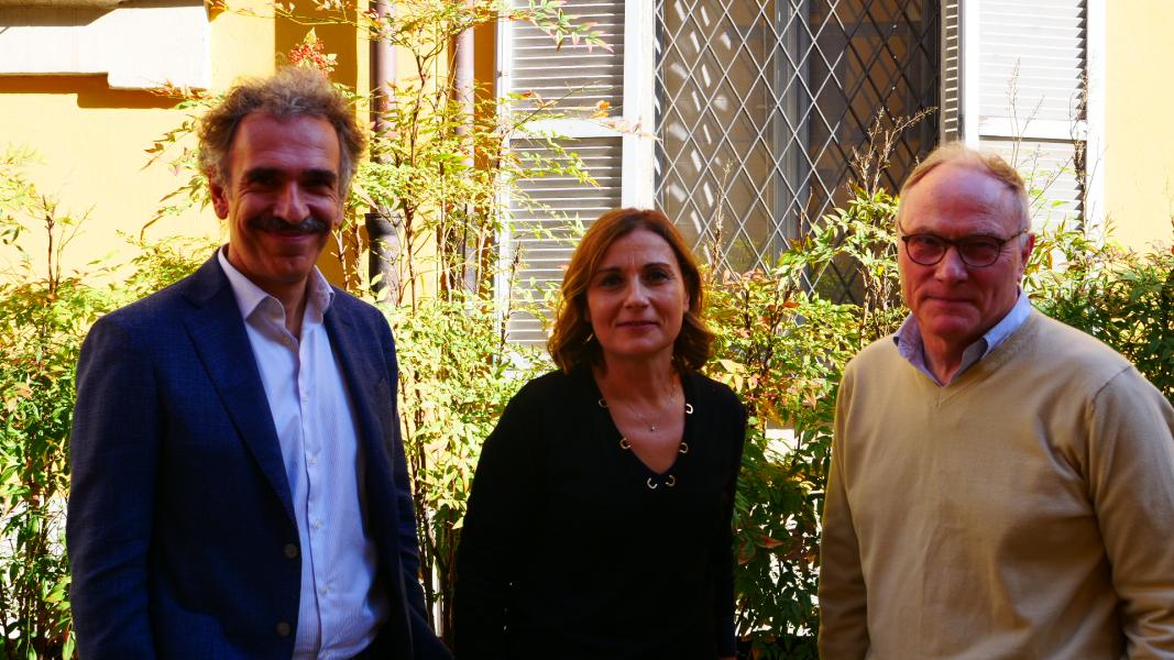 Carlo Fiorio, direttore del dipartimento di Economia, Management e Metodi Quantitativi, la professoressa Agata Maida e l'economista premio Nobel David Card in Statale
