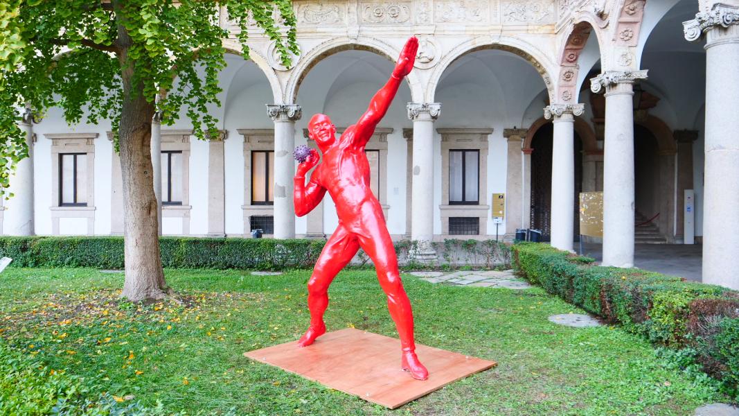 La statua realizzata dall'artista senegalese Diadji Diop per rappresentare la sfida alla pandemia nell'ambito della campagna #WhoWeAre della Commissione europea