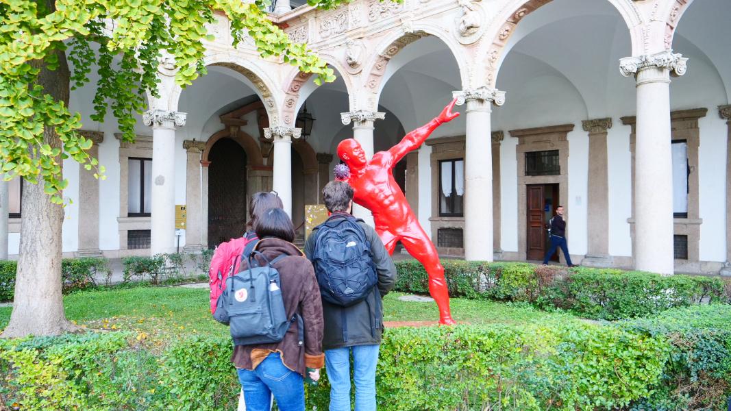 La statua realizzata dall'artista senegalese Diadji Diop per rappresentare la sfida alla pandemia nell'ambito della campagna #WhoWeAre della Commissione europea