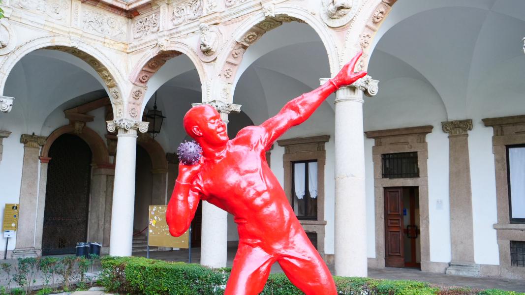 La statua realizzata dall'artista senegalese Diadji Diop per rappresentare la sfida alla pandemia nell'ambito della campagna #WhoWeAre della Commissione europea