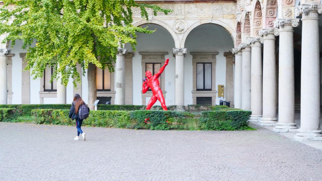 La statua realizzata dall'artista senegalese Diadji Diop per rappresentare la sfida alla pandemia nell'ambito della campagna #WhoWeAre della Commissione europea